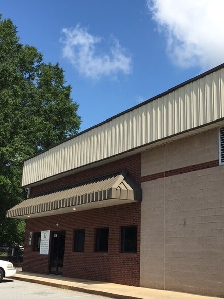 More Photos Of 2218 Statesville Blvd, Salisbury Warehouse For Sale