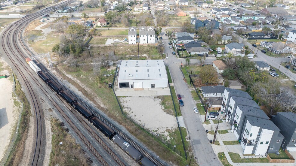More Photos Of 2219 Brooks St, Houston Warehouse For Sale