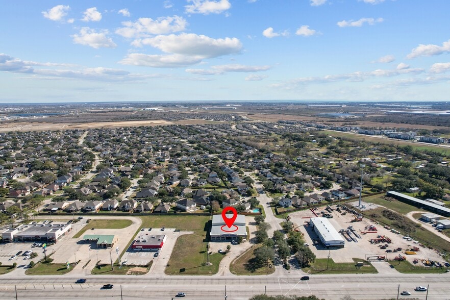 More Photos Of 7910 N Hwy 146, Baytown Showroom For Lease