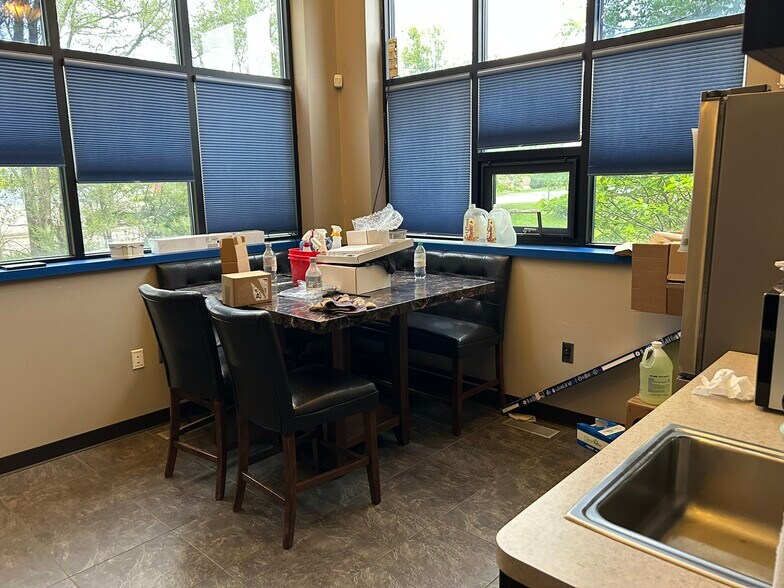 More Photos Of 6919 Grand River Rd, Brighton Medical For Sale