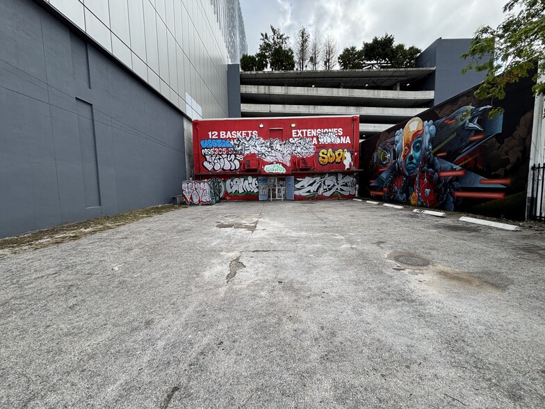 More Photos Of 560 NW 27th St, Miami Freestanding For Lease