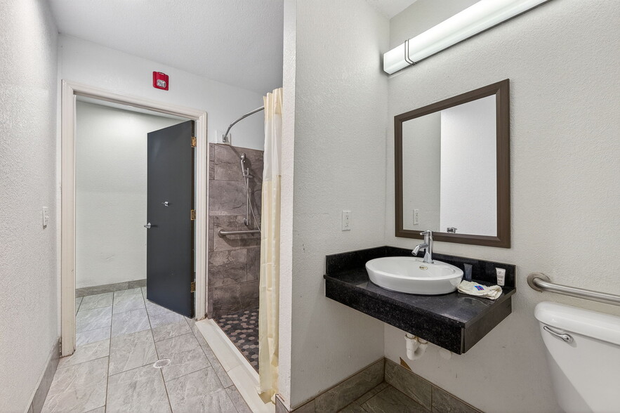 More Photos Of 1901 Broadcast St, Gastonia Hotel For Sale