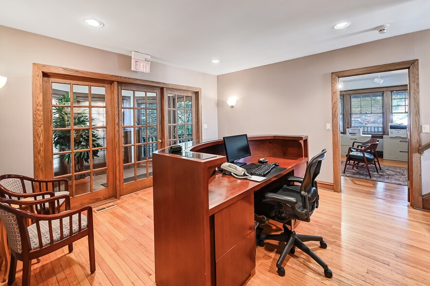 More Photos Of 15 N Lincoln St, Hinsdale Office For Sale