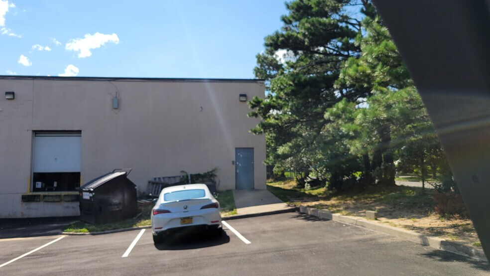 More Photos Of 85 Air Park Dr, Ronkonkoma Industrial For Sale