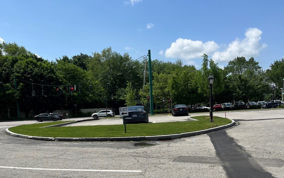 More Photos Of 200 Great Rd, Bedford Storefront Retail Office For Lease