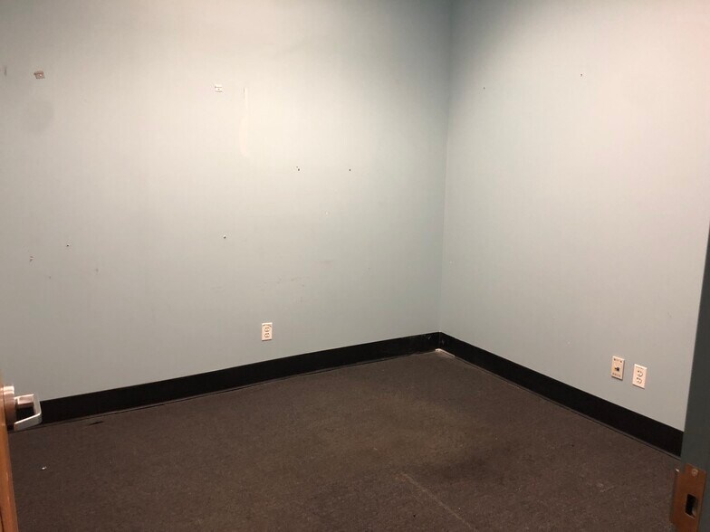 More Photos Of 700 Hicksville Rd, Bethpage Warehouse For Lease