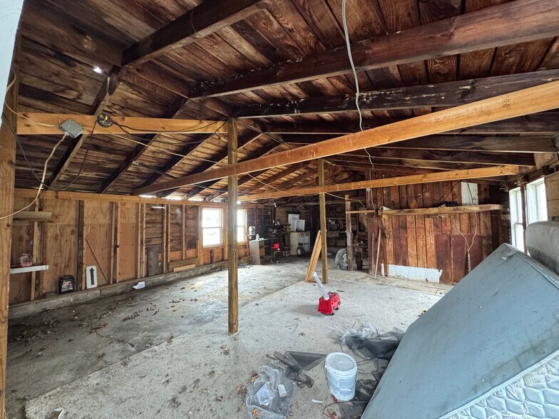 More Photos Of 1932 Spring Hill Rd, Staunton Flex For Sale