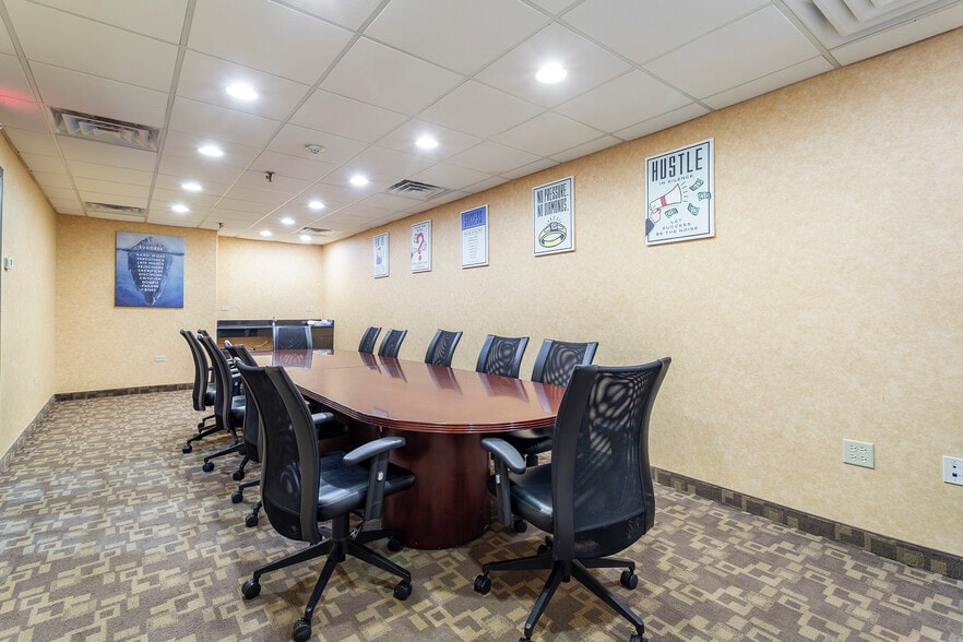 More Photos Of 933 S Riverside Dr, Elmhurst Hotel For Sale