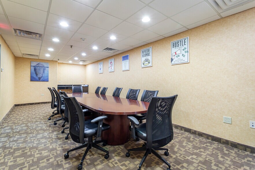 More Photos Of 933 S Riverside Dr, Elmhurst Hotel For Sale