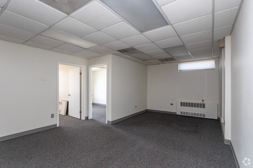 More Photos Of 216 W Madison St, Waukegan Office For Sale