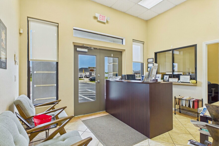 More Photos Of 1010 NE 9th St, Cape Coral Office For Sale
