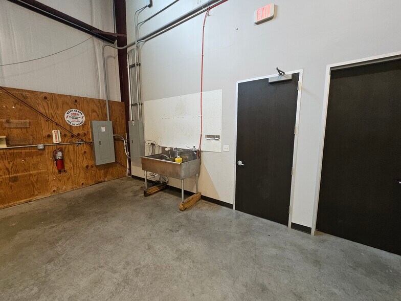 More Photos Of 1516 Ferguson Ln, Austin Light Distribution For Lease