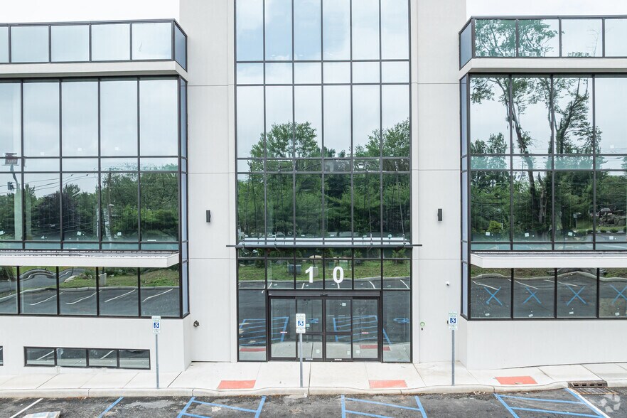 More Photos Of 10 Executive Blvd, Suffern Medical For Lease