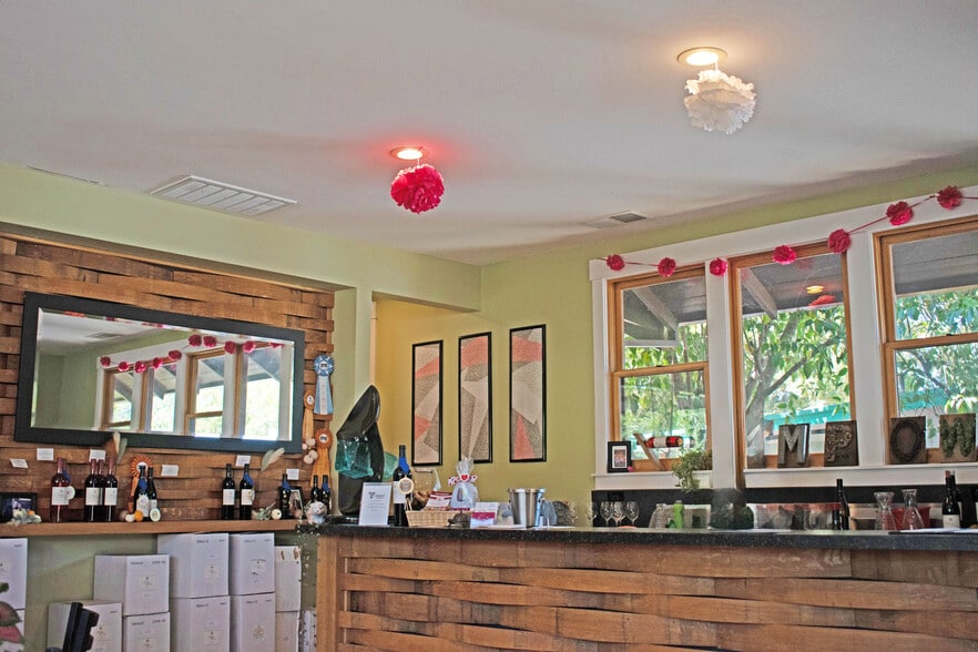 More Photos Of 119 Cloverdale Blvd, Cloverdale General Retail For Sale