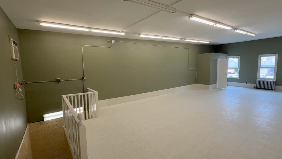 More Photos Of 21 E Marie St, Hicksville Storefront Retail Residential For Lease