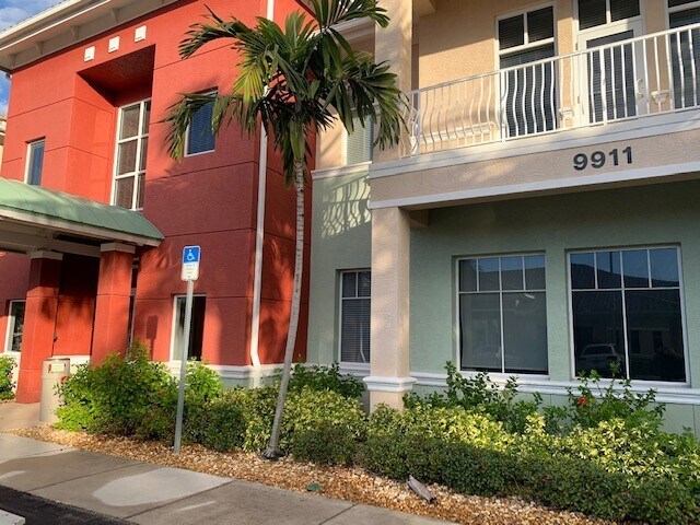 More Photos Of 9911 Corkscrew Rd, Estero Medical For Lease