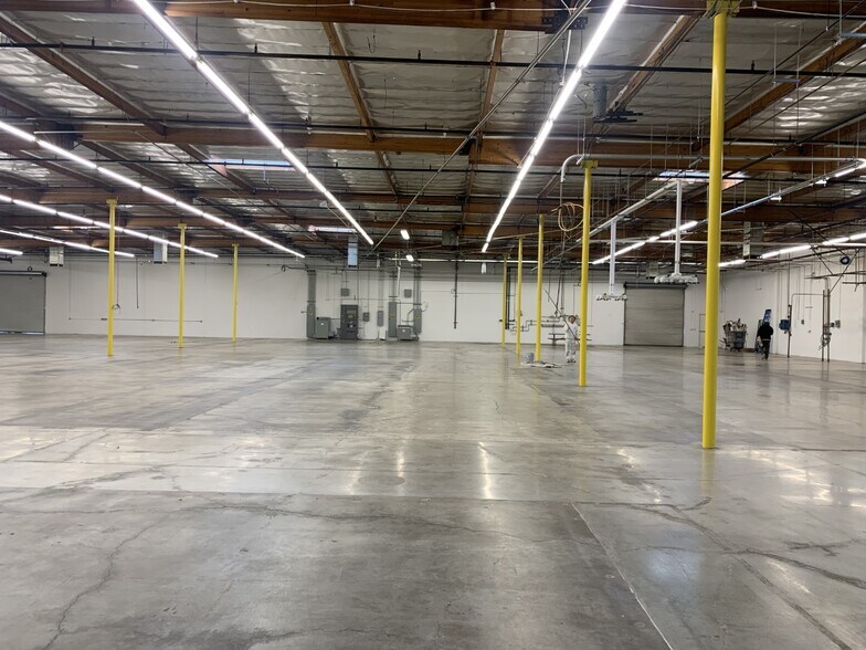 More Photos Of 17819 Gillette Ave, Irvine Manufacturing For Lease