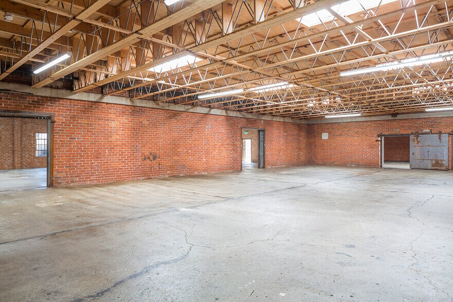 More Photos Of 1458 E 58th Pl, Los Angeles Showroom For Lease