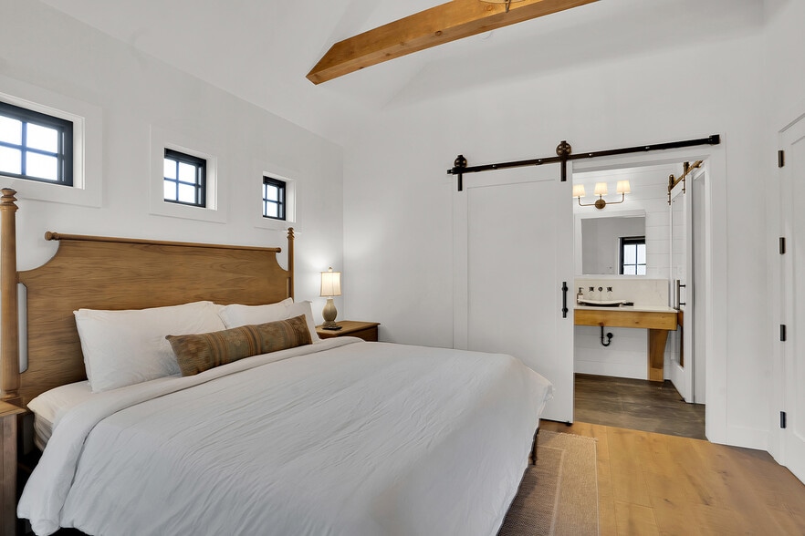 More Photos Of 560 E Main Ave, Sisters Hotel For Sale
