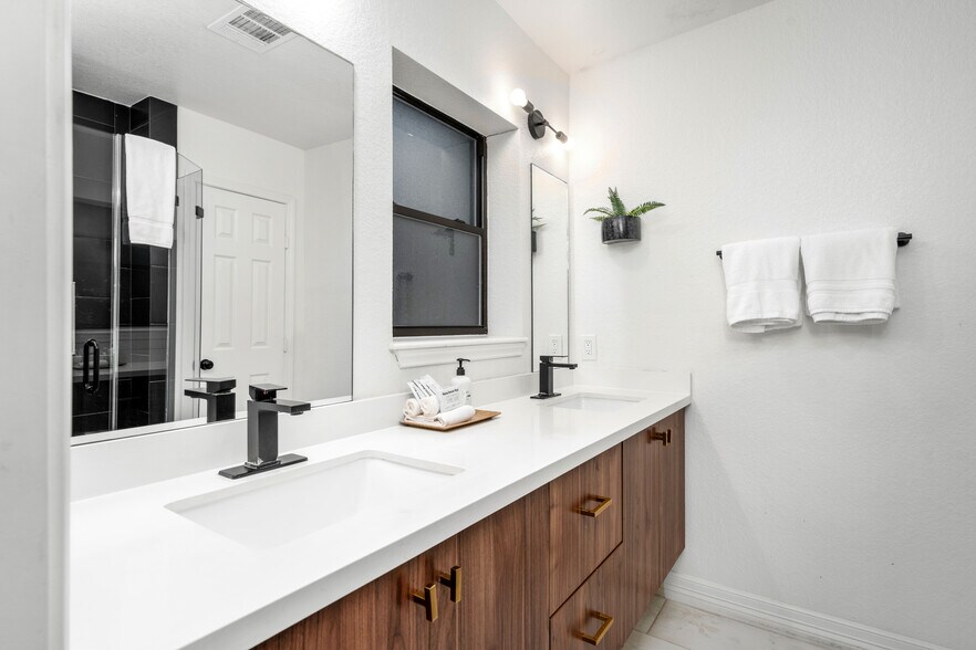 More Photos Of 3404 Rosedale St, Houston Multifamily For Sale