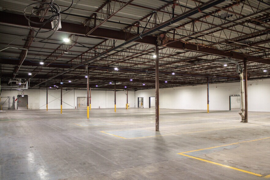 More Photos Of 3695 Aut des Laurentides (A-15) Desste E, Laval Manufacturing For Lease