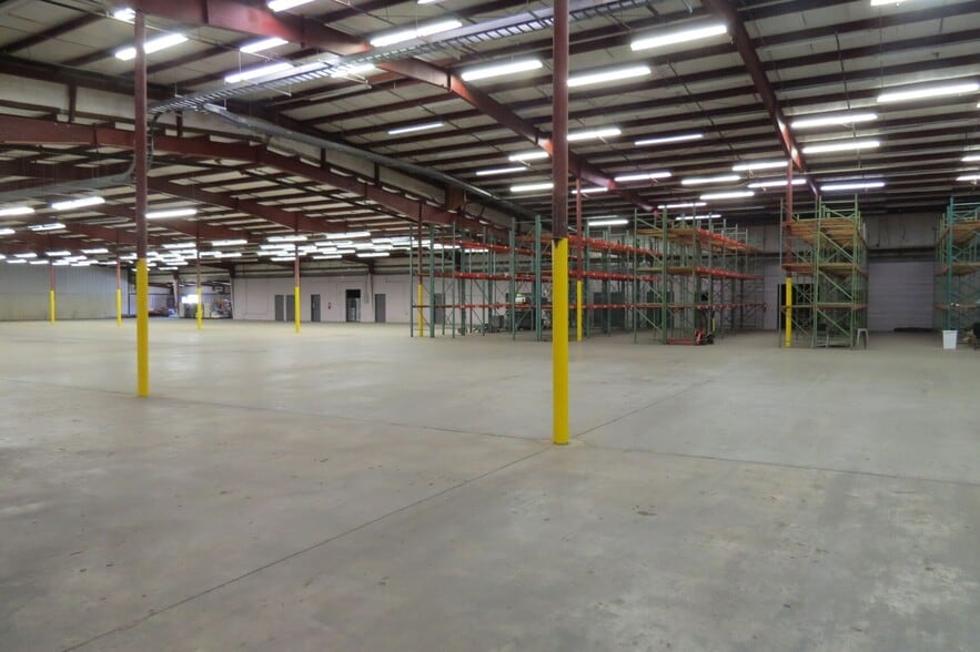 More Photos Of 2575 Front St, Cottondale Industrial For Lease