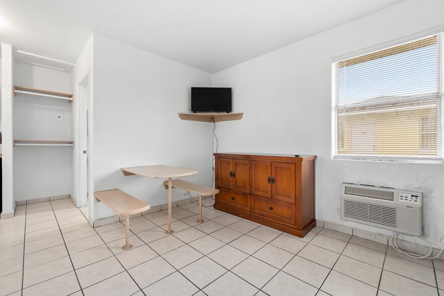 More Photos Of 801 Ridgewood Ave, Holly Hill Hotel For Sale