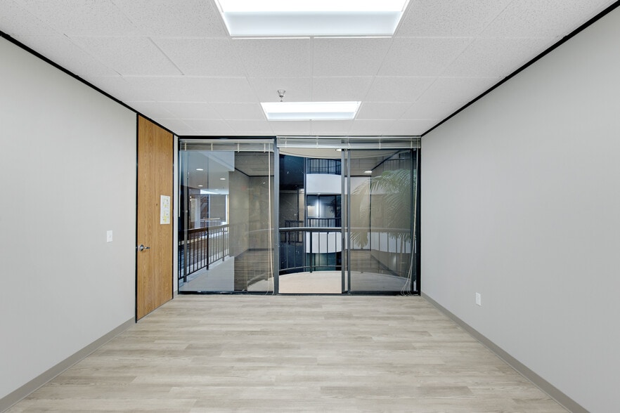 More Photos Of 1880 S Dairy Ashford Rd, Houston Office For Lease