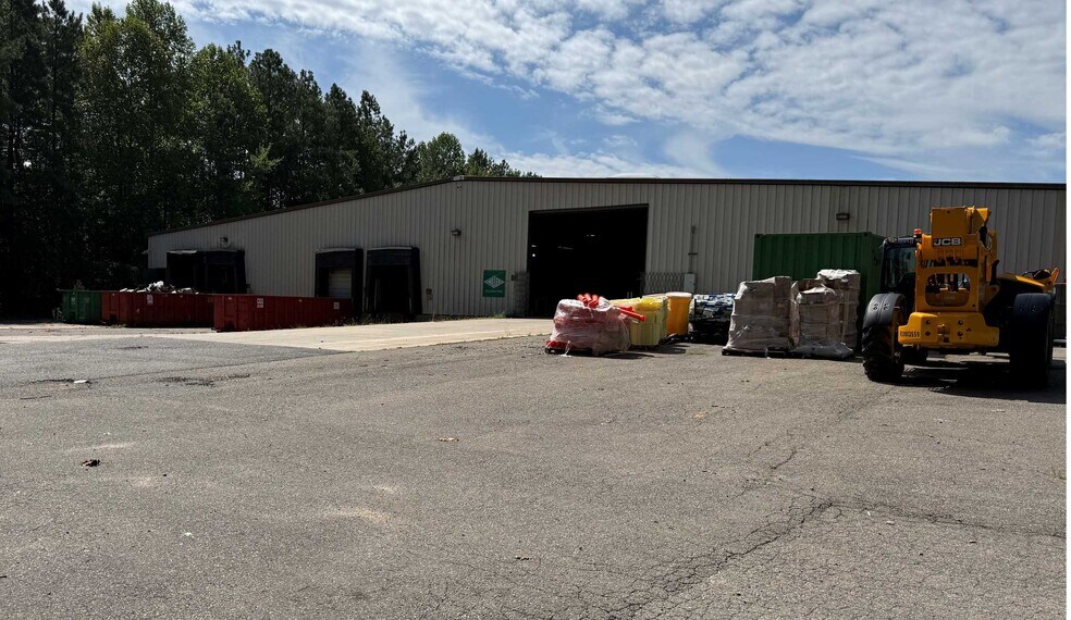 More Photos Of 125 Roxbury Industrial Ctr, Charles City Warehouse For Lease