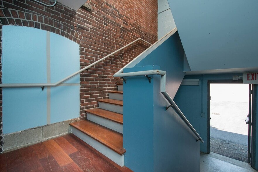 More Photos Of 65 Ashburton St, Providence Storefront Retail Office For Lease