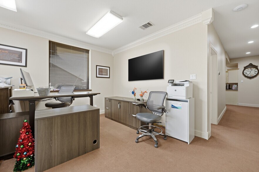 More Photos Of 203 N 5th St, Wills Point Office For Sale