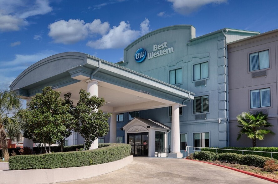 More Photos Of 18032 McKay Dr, Humble Hotel For Sale