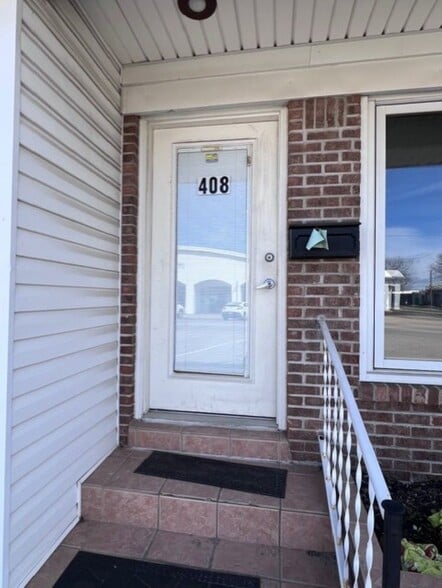 More Photos Of 408-410 E Court Ave, Jeffersonville Medical For Sale