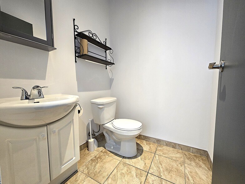 More Photos Of 557-577 Boul du Curé-Boivin, Boisbriand Warehouse For Sale
