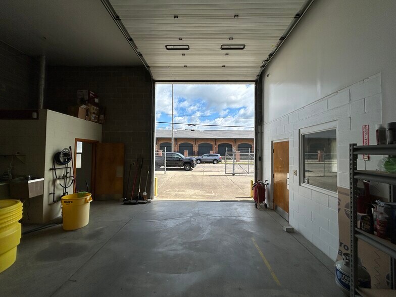 More Photos Of 819 Maple Ave, Hamilton Light Manufacturing For Sale