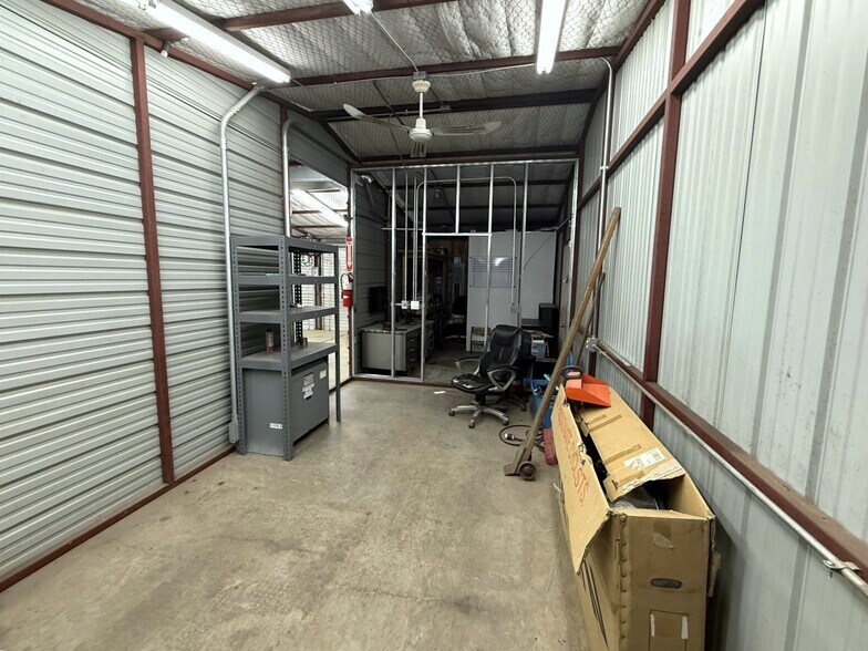 More Photos Of 7576 Townsend Dr, Denver Industrial For Lease