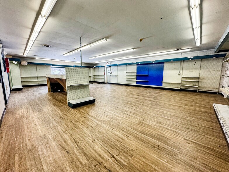 More Photos Of 33 Transport Dr, Bennington Freestanding For Sale