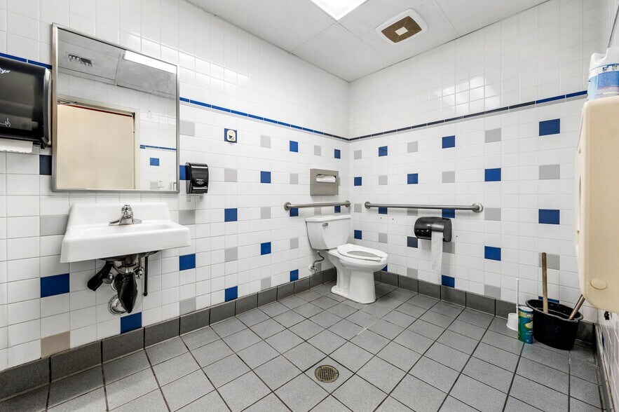 More Photos Of 1105 2nd St, Snohomish Service Station For Sale