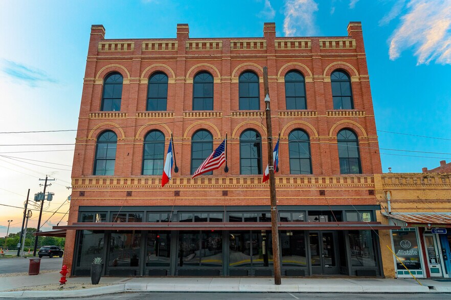 More Photos Of 119 W San Antonio St, Lockhart Storefront Retail Office For Sale