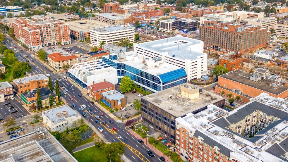 More Photos Of 170 Old Country Rd, Mineola Office For Lease