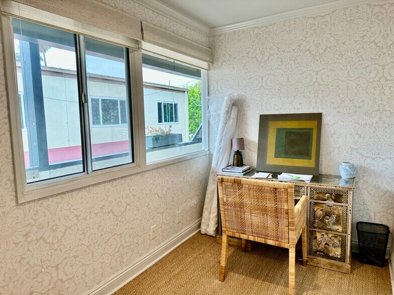 More Photos Of 100 Barrington Walk, Los Angeles Storefront Retail Office For Lease