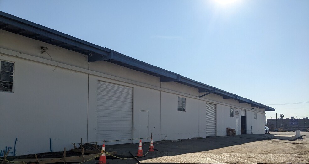 More Photos Of 14600 Arminta St, Panorama City Warehouse For Lease