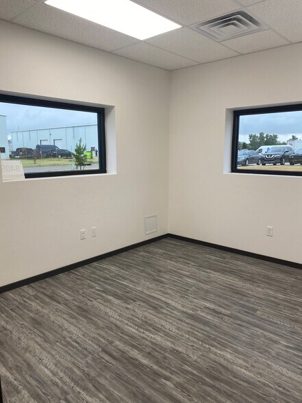 More Photos Of 8409 SW 23rd Pl, Oklahoma City Warehouse For Lease