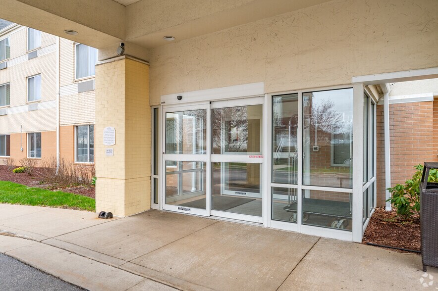 More Photos Of 9783 State Route 14, Streetsboro Hotel For Sale