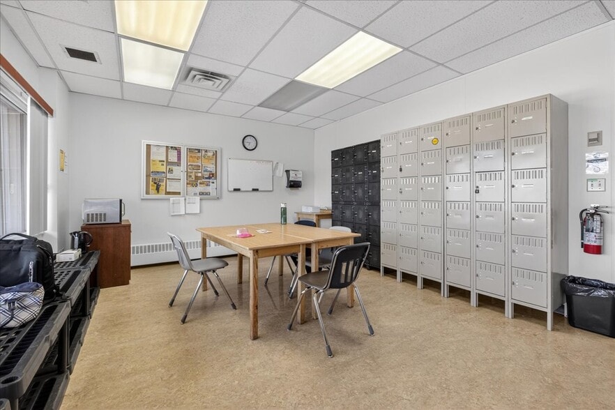 More Photos Of 11831 123 St NW, Edmonton Office For Sale