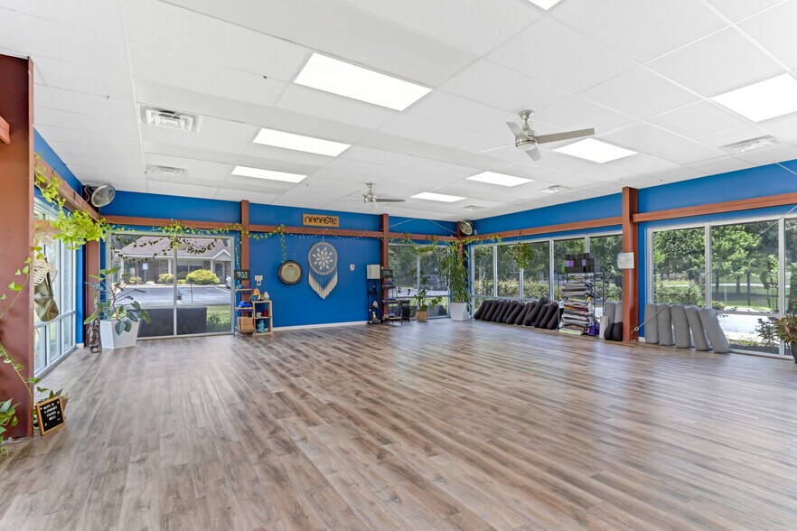 More Photos Of 414 W Fernwood Dr, Simpsonville General Retail For Sale