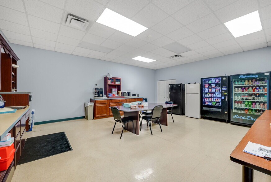 More Photos Of 2645-2655 W Central Ave, Toledo Showroom For Sale