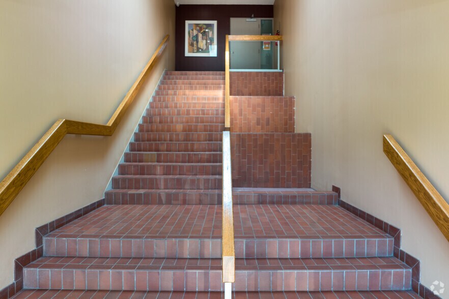 More Photos Of 100 Westmore Dr, Toronto Warehouse For Lease