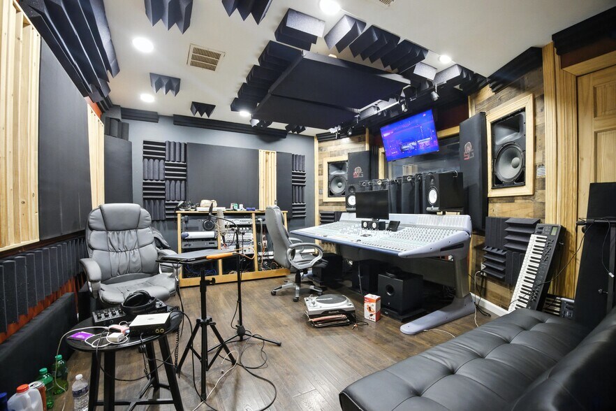 More Photos Of 83 Limekiln Pike, Glenside Storefront Retail Residential For Sale