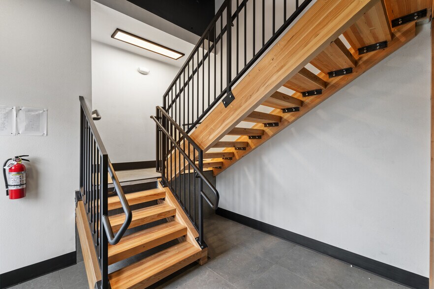 More Photos Of 222 NE Everett St, Camas Storefront Retail Office For Lease